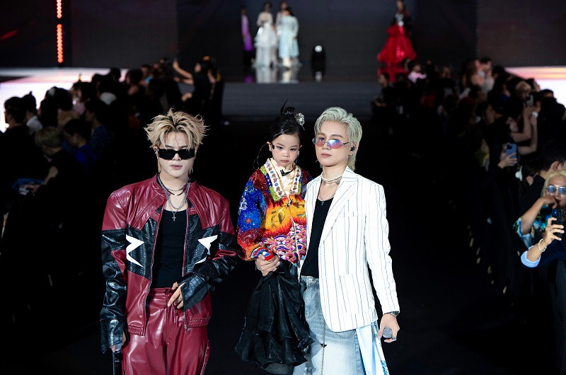 Jennie Bảo Châu từng có kinh nghiệm trên sàn catwalk trong và ngoài nước nên không hề e ngại trên sân khấu, cũng như trước ống kính.