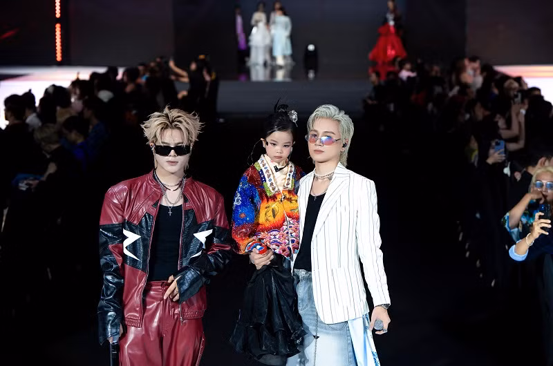 Jennie Bảo Châu từng có kinh nghiệm trên sàn catwalk trong và ngoài nước nên không hề e ngại trên sân khấu, cũng như trước ống kính.