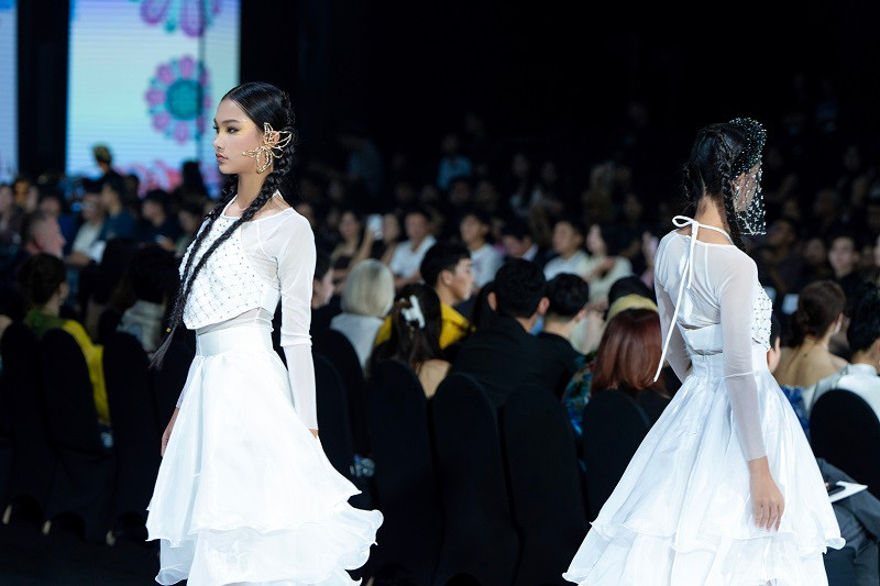 Bộ sưu tập không chỉ là sự giao thoa giữa hiện tại - quá khứ mà còn là điểm chạm giữa cái đẹp và cái bi, cái kiều diễm và sự ma mị. Mỗi một thiết kế đều được Phạm Trần Thu Hằng và đội ngũ chăm chút từng chi tiết, mất rất nhiều thời gian để hoàn thiện.