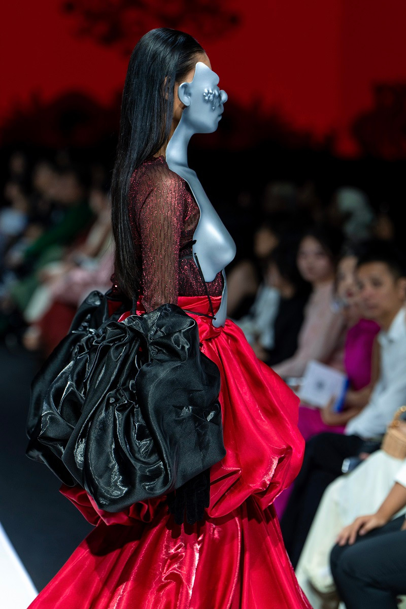 Bộ sưu tập Dệt Mộng bao gồm 28 thiết kế sử dụng chất liệu chủ đạo là lụa, gấm, sa và da. Trong đó, một phần NTK Phạm Trần Thu Hằng khai thác các kiểu dáng cũng như hoạ tiết theo trang phục thời kỳ nhà Nguyễn như áo ngũ thân tay chẽn, nhật bình, áo tấc, đối khâm... Phần khác, bộ sưu tập cũng có những trang phục mang tính thời thượng, được NTK khéo léo đưa vào loạt hoạ tiết, chi tiết cổ xưa.