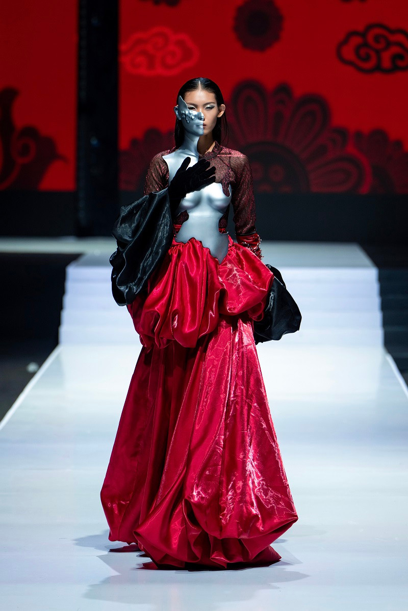 Trong show thời trang, Quán quân The Face - Huỳnh Tú Anh đảm nhận vai trò vedette với trang phục ấn tượng cùng hình ảnh nhân vật Cám đa nhân cách trong chiếc mặt nạ cầu kỳ.