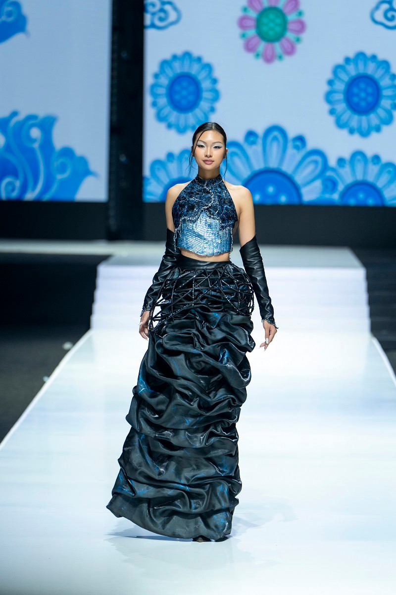 NTK Phạm Trần Thu Hằng chia sẻ, là một người trẻ, cô luôn trăn trở làm sao để góp phần bảo tồn những nét đẹp văn hoá truyền thống của dân tộc, đặc biệt là đưa chất liệu văn hoá dân gian lên trang phục, phù hợp với những thế hệ trẻ sau này.