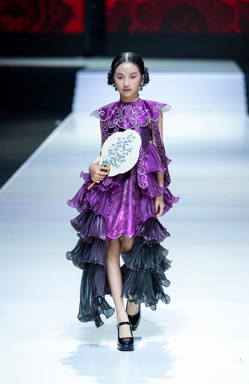 Đạo diễn phim Cám Trần Hữu Tấn cho biết: “Bộ sưu tập Dệt Mộng thực sự đã truyền tải được những thông điệp mà phim Cám hướng tới. Ngoài việc mang tới những trang phục rất phù hợp với nhân vật trong phim thì NTK Phạm Trần Thu Hằng còn có những thăng hoa riêng, sáng tạo riêng...".