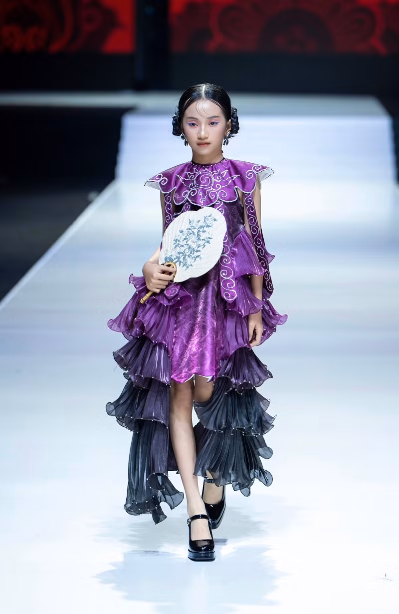 Đạo diễn phim Cám Trần Hữu Tấn cho biết: “Bộ sưu tập Dệt Mộng thực sự đã truyền tải được những thông điệp mà phim Cám hướng tới. Ngoài việc mang tới những trang phục rất phù hợp với nhân vật trong phim thì NTK Phạm Trần Thu Hằng còn có những thăng hoa riêng, sáng tạo riêng...".