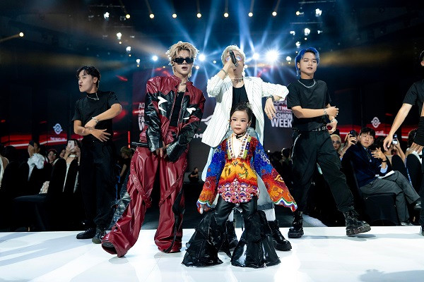 Trên sàn diễn, mẫu nhí Jennie Bảo Châu, 3 tuổi, gây ấn tượng khi có màn kết show cùng nam rapper Quang Anh Rhyder.