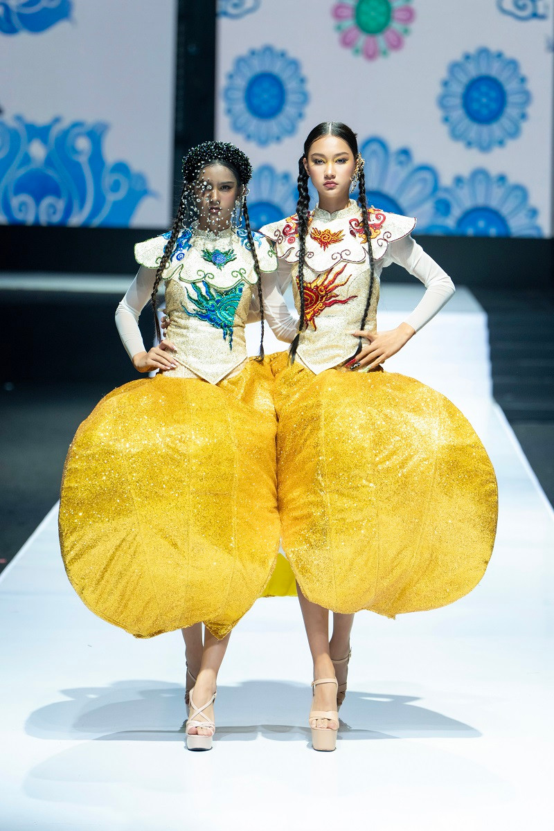 Cặp chị em mẫu lai Tây Diana - Sandra gây ấn tượng khi trình diễn trang phục lấy cảm hứng từ hình ảnh quả thị.