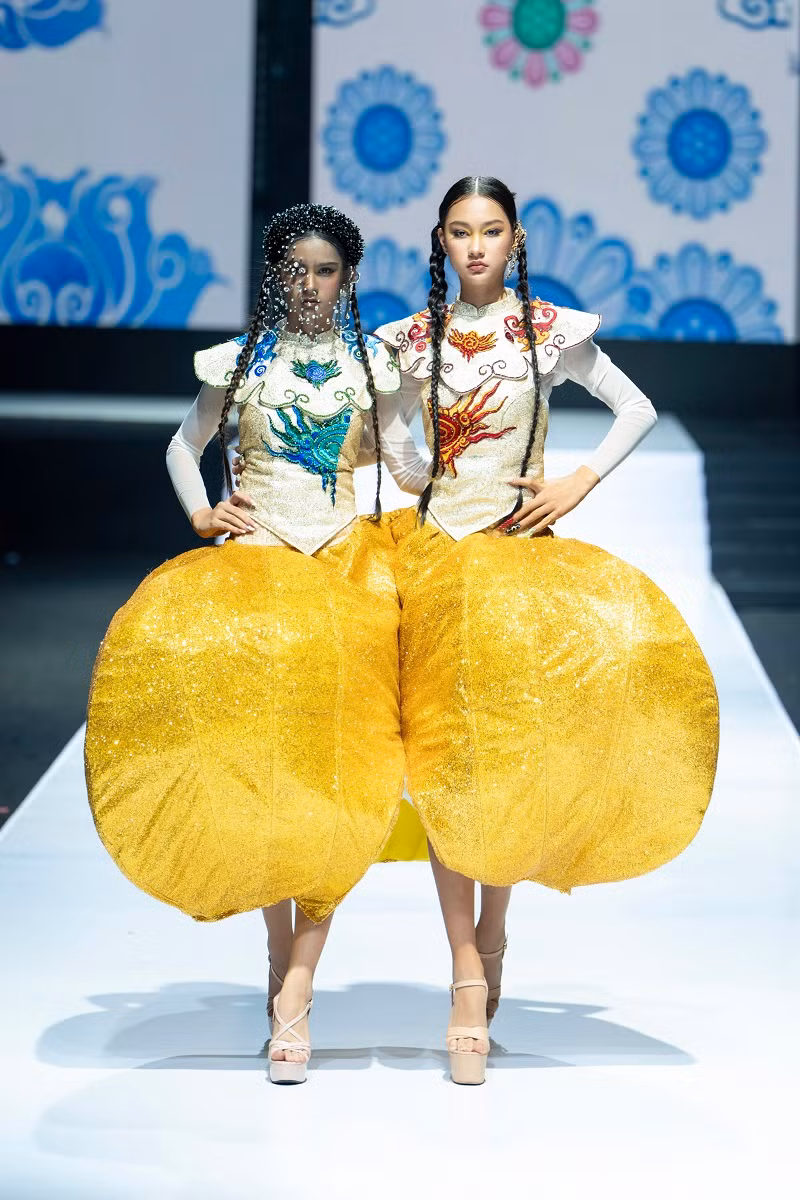 Cặp chị em mẫu lai Tây Diana - Sandra gây ấn tượng khi trình diễn trang phục lấy cảm hứng từ hình ảnh quả thị.