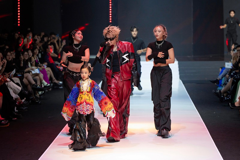 Mẫu nhí 3 tuổi gây ấn tượng trên sàn diễn thời trang Mau nhi 3 tuoi gay an tuong tren san dien thoi trang