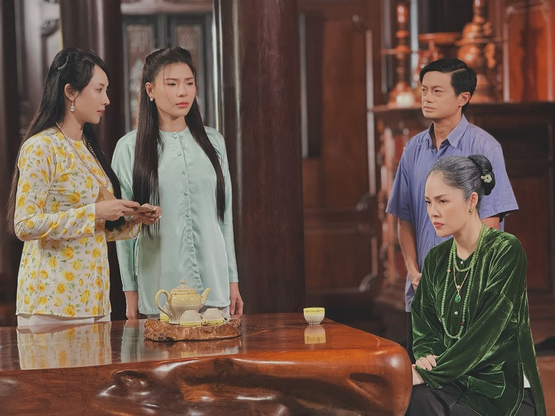 Để quay một cú máy ăn ngay, Dương Cẩm Lynh quyết định dùng sức thật, tát thật đau, để rồi sau đó cô đã chịu sự "trách hờn" của Kim Tuyến, Thúy Diễm. Lương Thế Thành vì xót vợ mà nói với Dương Cẩm Lynh: "Má dám đánh vợ con nha".