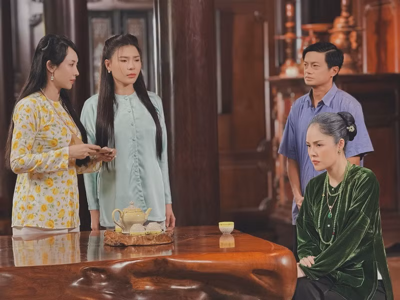 Để quay một cú máy ăn ngay, Dương Cẩm Lynh quyết định dùng sức thật, tát thật đau, để rồi sau đó cô đã chịu sự "trách hờn" của Kim Tuyến, Thúy Diễm. Lương Thế Thành vì xót vợ mà nói với Dương Cẩm Lynh: "Má dám đánh vợ con nha".