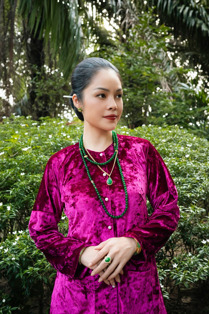 Đặc biệt với bộ ảnh hậu trường vừa tung ra, Dương Cẩm Lynh đã để lại dấu ấn sâu đậm trong lòng khán giả, không chỉ bởi diễn xuất chân thật, nhập tâm mà còn bởi sự hy sinh cho vai diễn, khi cô phải hóa trang già để phù hợp với nhân vật.