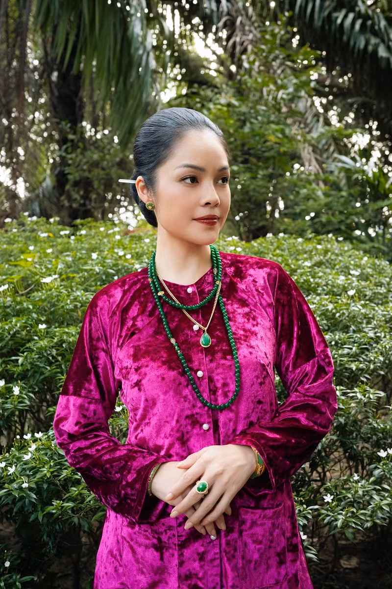 Đặc biệt với bộ ảnh hậu trường vừa tung ra, Dương Cẩm Lynh đã để lại dấu ấn sâu đậm trong lòng khán giả, không chỉ bởi diễn xuất chân thật, nhập tâm mà còn bởi sự hy sinh cho vai diễn, khi cô phải hóa trang già để phù hợp với nhân vật.