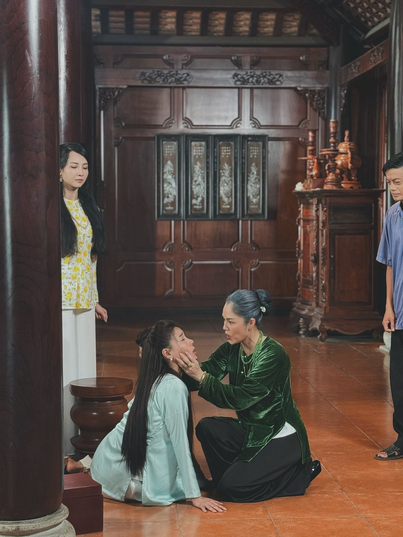 Được biết trong phim Dương Cẩm Lynh hóa trang già để đóng vai một phụ nữ kinh doanh thành đạt, một mệnh phụ phu nhân, người lèo lái quán xuyến kinh doanh của gia tộc. Cô không nhẹ tay với các con dâu để thể hiện quyền uy, khi thì trấn nước Kim Tuyến, lúc lại bóp miệng Thuý Diễm một cách bạo lực.