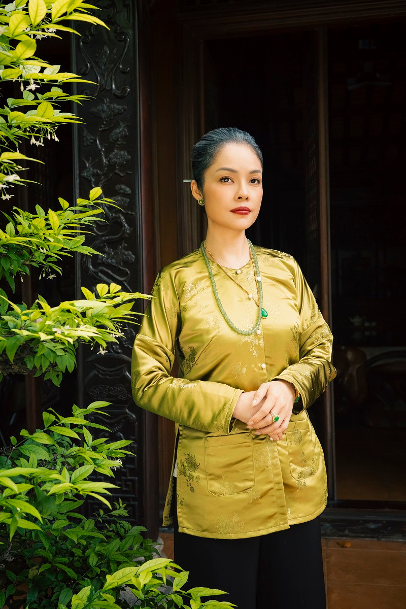 Trong nhiều bộ phim, khán giả đã được chứng kiến những cảnh quay mà Dương Cẩm Lynh vào vai hiền dịu, thục nữ. Điều này khiến nhiều người cảm thấy bất ngờ khi chứng kiến biểu cảm hung hăng của cô (vai bà Ba Huê) trong phim sắp chiếu trên THVL mang tên Miền ảo vọng.