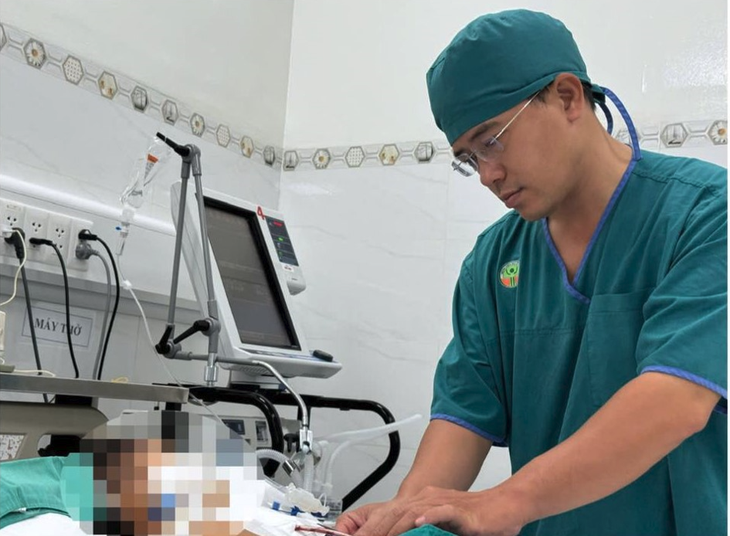 6 tieng can nao cuu benh nhi di tat tim phuc tap-Hinh-3