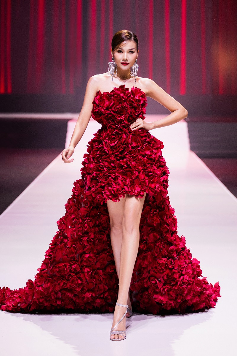 Đảm nhận vai trò vedette cho show thời trang Timeless diễn ra tối 17/11 tại Hà Nội, siêu mẫu Thanh Hằng hút sự chú ý khi xuất hiện lộng lẫy trên sân khấu.