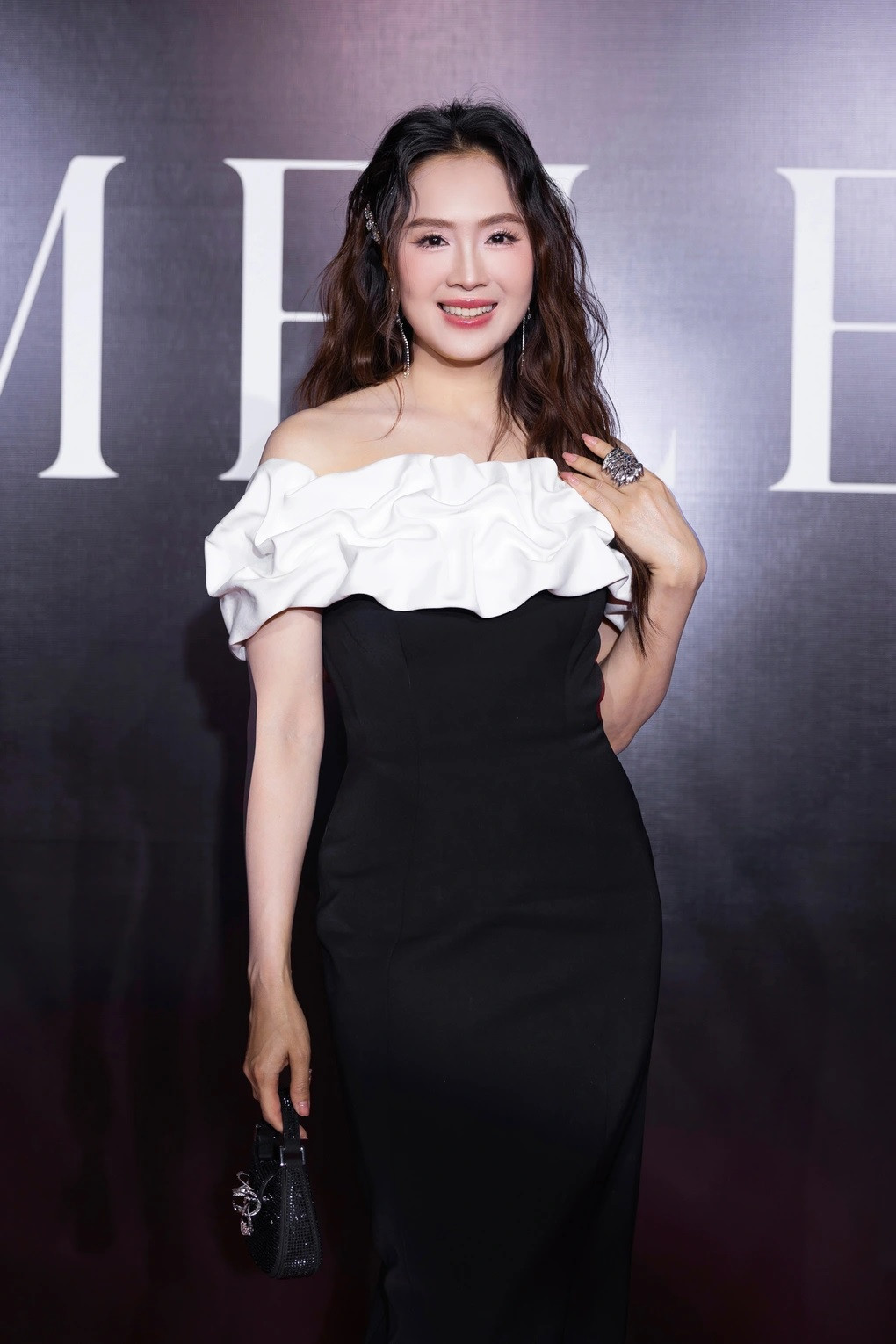 Sự kiện thời trang quy tụ nhiều sao Việt đến tham dự như: Khả Ngân, Lương Thanh, vợ chồng Vũ Tuấn Việt - Kim Oanh... Trong hình, diễn viên Hồng Diễm diện thiết kế thanh lịch xuất hiện tại chương trình.