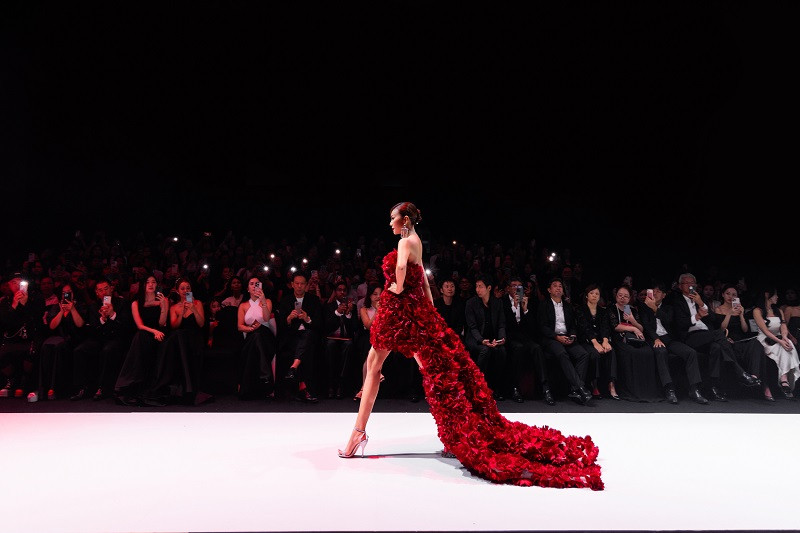 Thanh Hằng sải bước trên sàn catwalk khoe đôi chân cực phẩm dài 1m12.