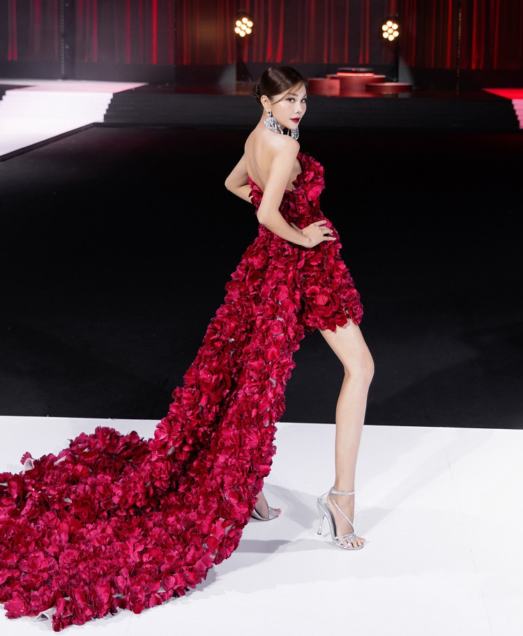 Nữ siêu mẫu diện thiết kế đính hoa lụa thủ công độc đáo.