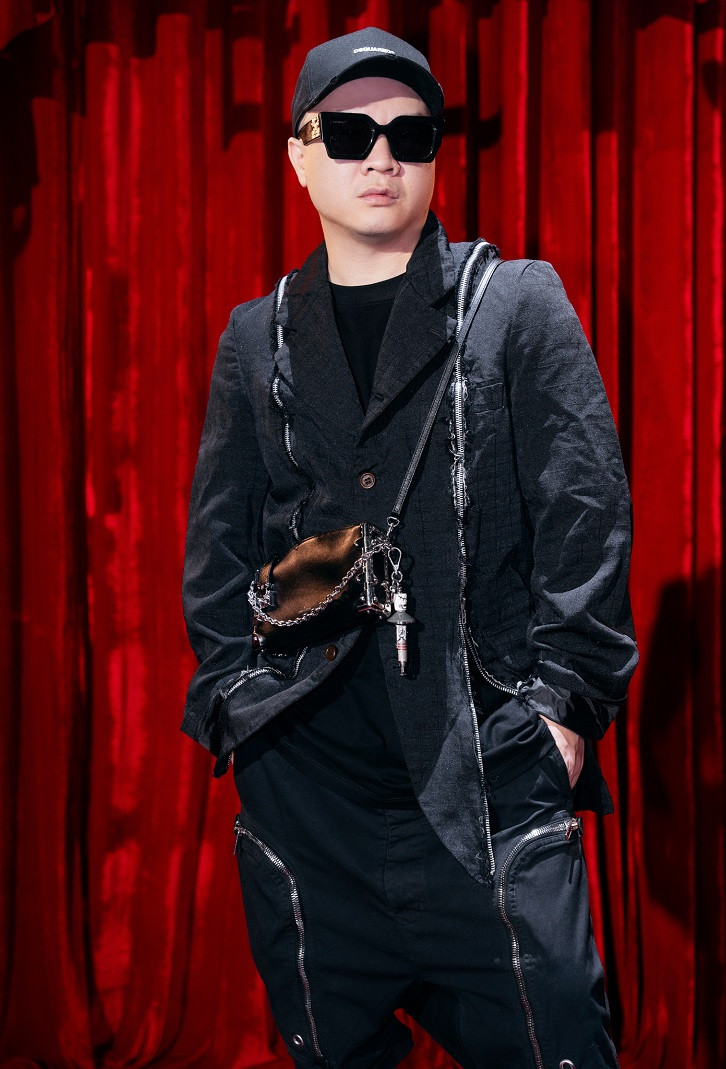 Nhà thiết kế Đỗ Mạnh Cường diện cây đen xuất hiện tại sự kiện.