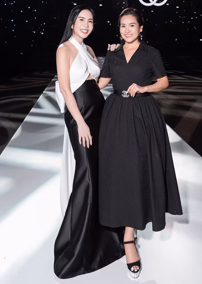 Anh Thơ - bà xã của siêu mẫu Bình Minh chụp ảnh cùng doanh nhân Lưu Nga.