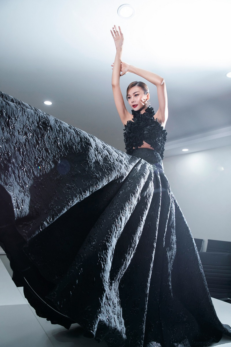 Thanh Hằng quyến rũ với đầm đen trong hậu trường chương trình.