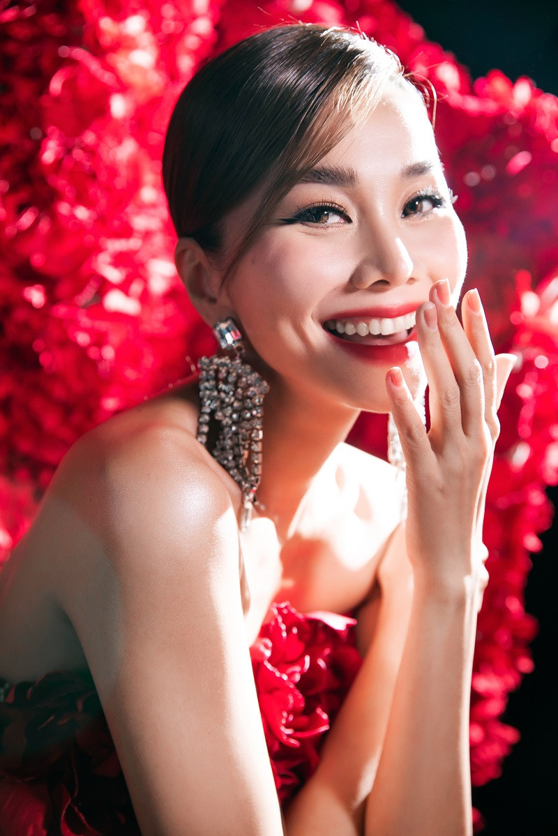 Cận cảnh vẻ đẹp lộng lẫy của Thanh Hằng tại sự kiện thời trang.