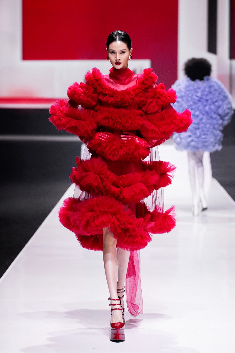 Show diễn đã mang đến một bữa tiệc thời trang công phu kết hợp thú vị giữa xu hướng, ánh sáng, âm nhạc và màu sắc, tạo nên những màn trình diễn mãn nhãn, bùng nổ cảm xúc, đầy thăng hoa.