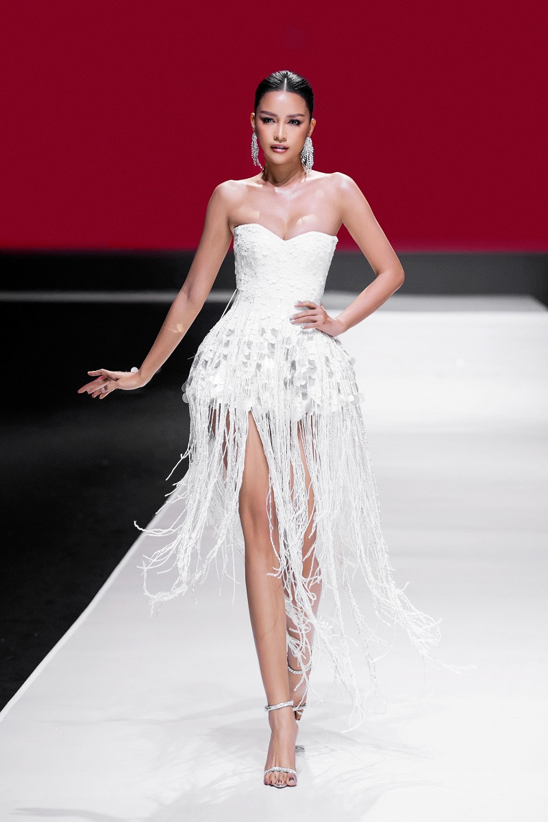 Cùng với Thanh Hằng, Hoa hậu Ngọc Châu cũng hút sự chú ý trên sàn diễn với thiết kế ấn tượng.