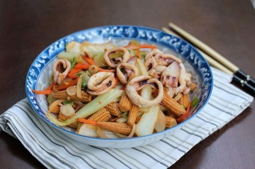 Tăng cường sức khoẻ tim mạch: Sự kết hợp giữa kali và chất xơ trong ngô bao tử khiến nó trở thành thực phẩm &amp;quot;vàng&amp;quot; đối với sức khoẻ tim mạch. Kali giúp điều hòa huyết áp bằng cách chống lại tác dụng của natri trong cơ thể, từ đó làm giảm nguy cơ tăng huyết áp và hỗ trợ sức khỏe tim mạch. Ảnh Internet