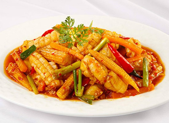 Làm đẹp da: Nhờ hàm lượng vitamin E dồi dào mà ngô bao tử được cho là sẽ giúp chị em cải thiện vẻ đẹp làn da của mình vô cùng hiệu quả. Bạn có thể sử dụng bắp non xay cùng sữa tươi rồi đem nấu cho đến khi sệt lại, thêm chút muối, để cho hỗn hợp nguội bớt dùng để đắp mặt nạ cho da thêm mịn màng, sáng hồng. Ảnh Internet