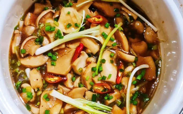 Bảo vệ gan: Nấm đùi gà rất giàu polysaccharides với nhiều hoạt tính sinh học, có thể giúp hạ lipid máu, ngăn ngừa và cải thiện gan nhiễm mỡ, bảo vệ gan. Ảnh minh họa