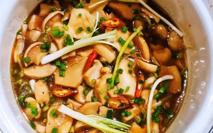 Bảo vệ gan: Nấm đùi gà rất giàu polysaccharides với nhiều hoạt tính sinh học, có thể giúp hạ lipid máu, ngăn ngừa và cải thiện gan nhiễm mỡ, bảo vệ gan. Ảnh minh họa