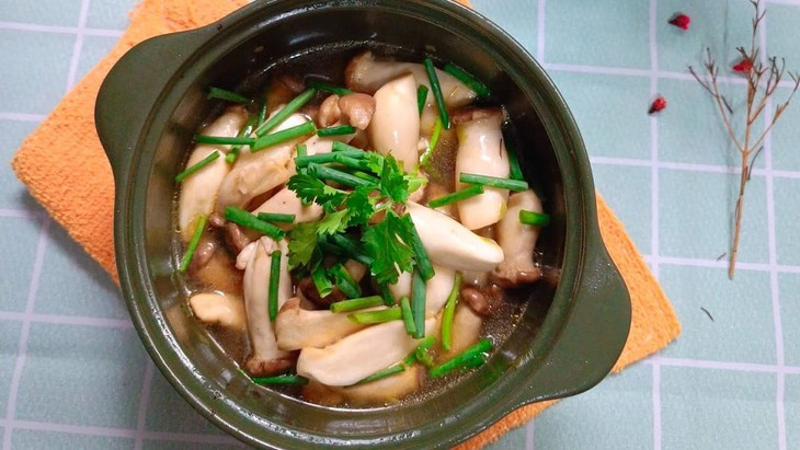 Giúp chống ung thư: β-glucan, polysaccharides trong nấm đùi gà là những chất có chức năng chống ung thư và khối u. Đồng thời chúng có thể kích thích cơ thể ức chế sự phát triển của tế bào ung thư, tăng cường hoạt động của tế bào lympho, tăng cường cơ chế bảo vệ miễn dịch cũng như giảm sản xuất các gốc tự do trong cơ thể. Ảnh minh họa