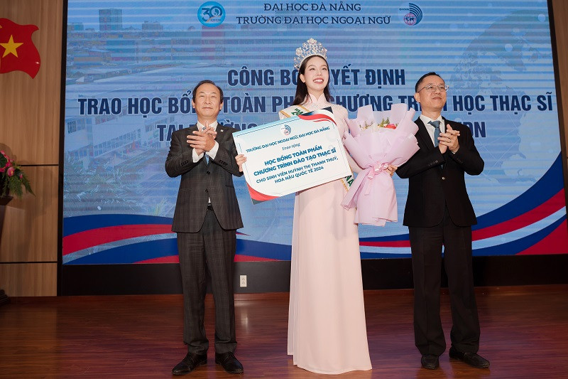 Đặc biệt, nhà trường đã quyết định trao học bổng toàn phần hệ thạc sĩ tại Đại học Ngoại ngữ - Đại học Đà Nẵng để khuyến khích và hỗ trợ Thanh Thủy trên con đường học vấn.