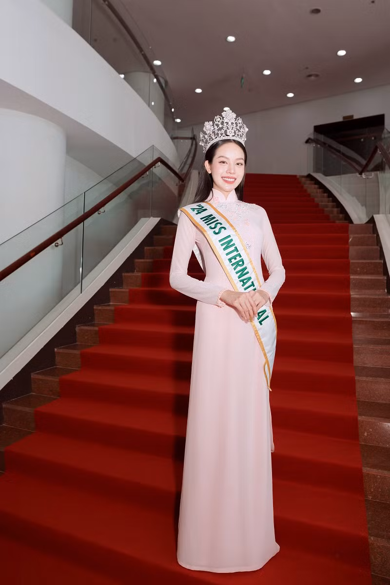 Tại đây, Thanh Thủy đã gửi tặng hoa tri ân thầy cô toàn trường, thể hiện lòng biết ơn sâu sắc đối với những người đã luôn đồng hành cùng cô trên hành trình học tập và chinh phục ước mơ.