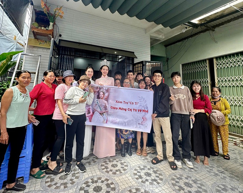 Trở về quê nhà, cô vui mừng khi được bà con, họ hàng chào đón bằng một tấm băng rôn với dòng chữ “Xóm trọ cô Tí chào đón chị Tít về nhà”.