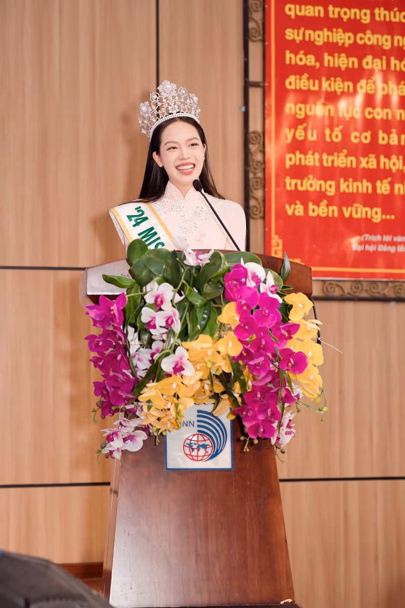 Trong phần giao lưu cùng các bạn sinh viên, Huỳnh Thị Thanh Thủy chia sẻ những kỷ niệm đáng nhớ trong quá trình dự thi Miss International. Cô luôn tự hào khẳng định mình đến từ Đà Nẵng – một trong những thành phố đáng sống nhất Việt Nam và là sinh viên của Đại học Ngoại ngữ - Đại học Đà Nẵng.