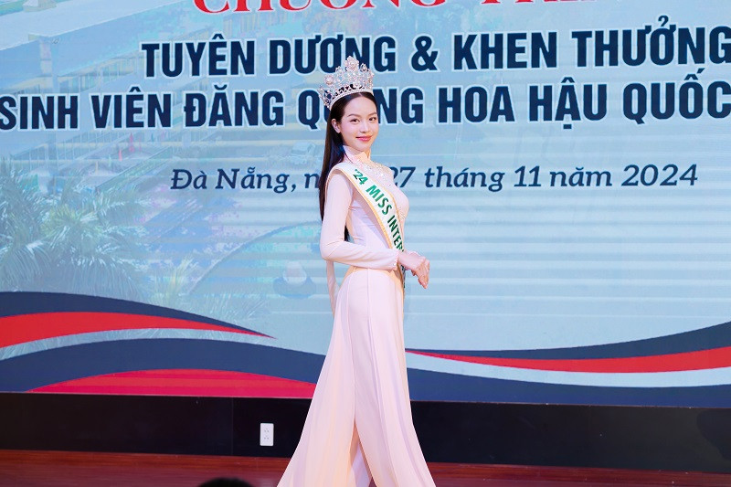Tại buổi lễ, Thạc sĩ Phạm Kim Dung – Chủ tịch Miss International Vietnam – cùng Hoa hậu Thanh Thủy đã trao học bổng hỗ trợ các sinh viên có hoàn cảnh khó khăn tại Đại học Ngoại ngữ - Đại học Đà Nẵng, góp phần tiếp sức cho các bạn trên con đường học vấn.