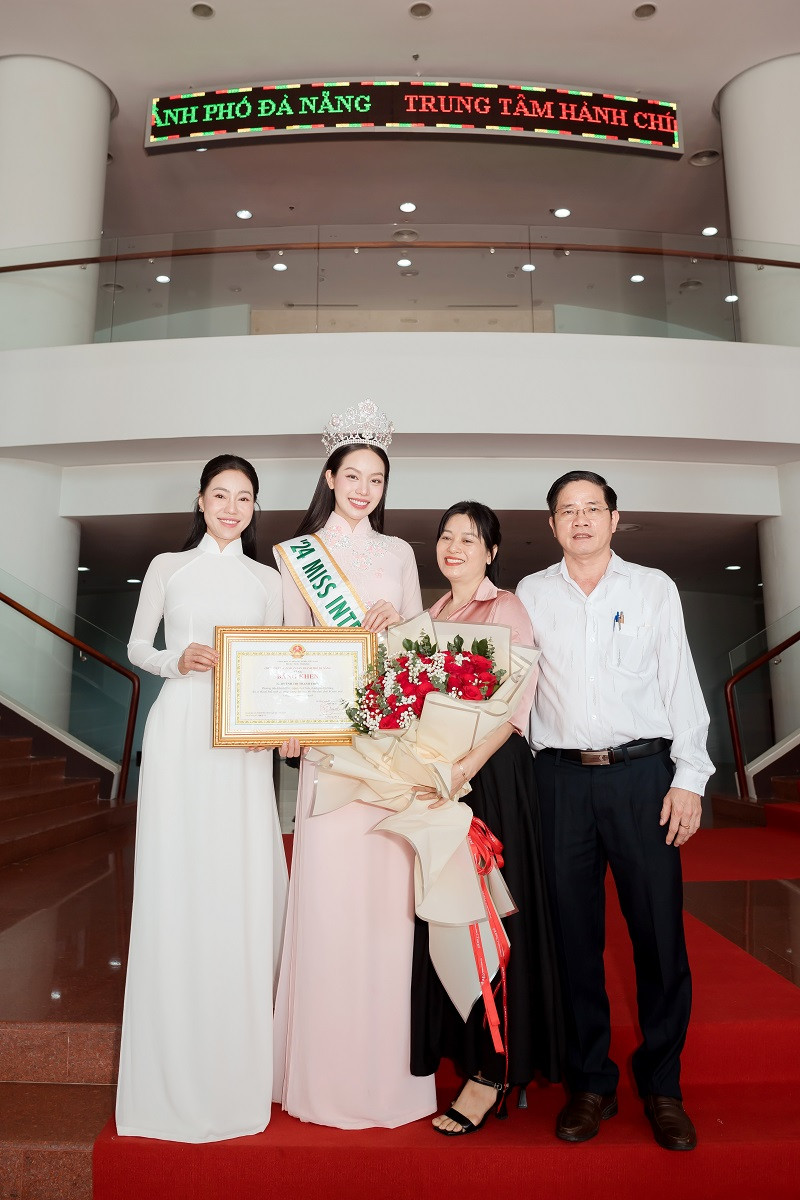 Hoa hậu Thanh Thủy hạnh phúc trong vòng tay yêu thương của gia đình.