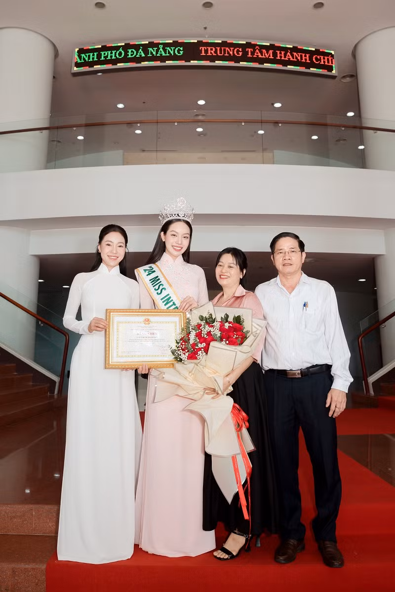 Hoa hậu Thanh Thủy hạnh phúc trong vòng tay yêu thương của gia đình.