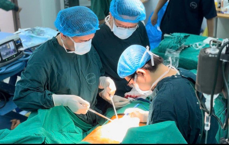 9 tieng “can nao” lay khoi u gan 20 cm xam lan co hoanh