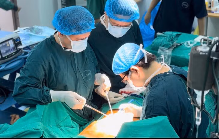 9 tieng “can nao” lay khoi u gan 20 cm xam lan co hoanh