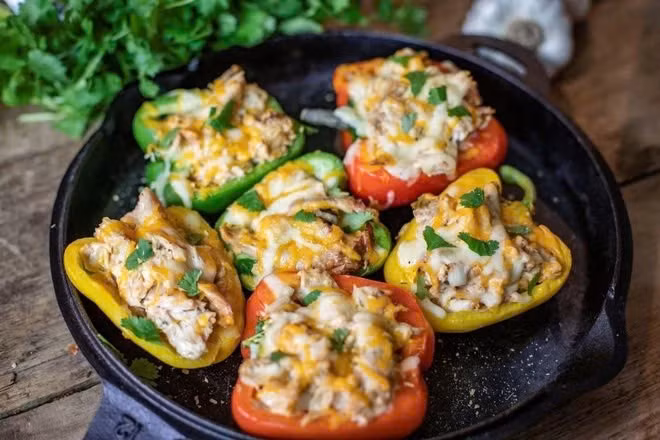  Bổ sung và ngăn ngừa bệnh thiếu máu: Trong ớt chuông có chứa sắt - một chất thiết yếu giúp bổ sung và ngăn ngừa bệnh thiếu máu trong cơ thể. Bên cạnh đó, vitamin C có trong ớt chuông đỏ còn giúp cơ thể chống oxy hóa mạnh mẽ và giúp ruột tăng khả năng hấp thụ sắt.