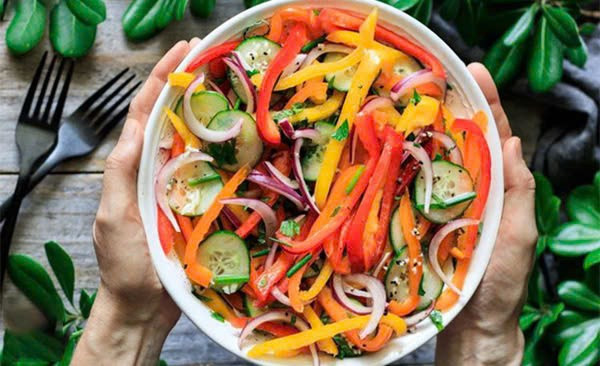  Làm sáng da, giảm gãy rụng tóc: Vì có tính oxy hóa mạnh mẽ và vitamin C giúp thúc đẩy hình thành collagen, từ đó làn da của bạn sẽ được cải thiện săn chắc và khỏe mạnh. Hơn thế nữa, phytonutrients có trong ớt chuông giúp điều trị thâm, mụn trứng cá và nhiễm trùng da hiệu quả. Ăn ớt chuông mỗi ngày còn giúp giảm tình trạng gãy rụng tóc, giúp tóc thêm chắc khỏe và mềm mượt.