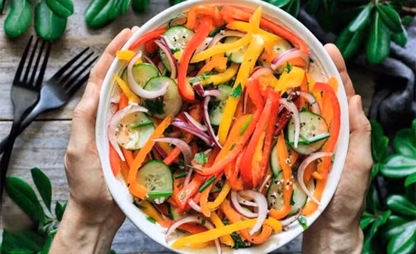  Làm sáng da, giảm gãy rụng tóc: Vì có tính oxy hóa mạnh mẽ và vitamin C giúp thúc đẩy hình thành collagen, từ đó làn da của bạn sẽ được cải thiện săn chắc và khỏe mạnh. Hơn thế nữa, phytonutrients có trong ớt chuông giúp điều trị thâm, mụn trứng cá và nhiễm trùng da hiệu quả. Ăn ớt chuông mỗi ngày còn giúp giảm tình trạng gãy rụng tóc, giúp tóc thêm chắc khỏe và mềm mượt.