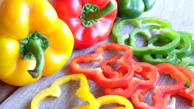  Tốt cho tiêu hóa, hỗ trợ giảm cân: Ớt chuông không chứa cholesterol, ít chất béo, ít calo, đồng thời có khả năng sinh nhiệt và tăng tốc độ trao đổi chất trong cơ thể nên sẽ giúp bạn đốt cháy được nhiều calorie để giảm cân hơn. Thêm vào đó, không như những loại ớt khác chứa capsaicin gây nóng trong người, ớt chuông chỉ sinh nhiệt lượng ở mức thích hợp để tăng cường trao đổi chất, nên không gây tăng nhịp tim hoặc huyết áp. Lượng chất xơ dồi dào thúc đẩy nhu động ruột, kích thích tiêu hóa, bảo vệ ruột khỏi những vi khuẩn có hại, chống nguy cơ ung thư ruột kết, qua đó điều trị hội chứng ruột kích thích và táo bón.