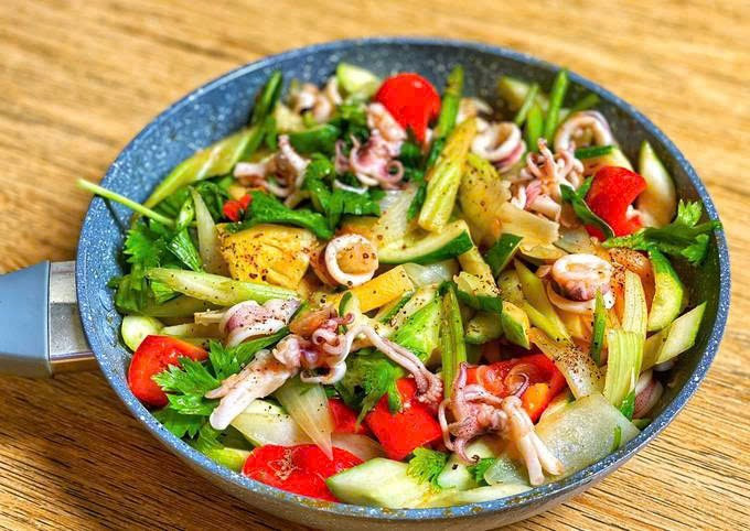  Giảm cholesterol máu: Các capsaicin trong ớt chuông có nhiều lợi ích sức khỏe. Nghiên cứu cho thấy rằng nó làm giảm cholesterol LDL "xấu", kiểm soát bệnh đái tháo đường, giảm đau và giúp giảm bớt tình trạng viêm. Ớt chuông cung cấp 3 g chất xơ mỗi cốc, có thể giúp điều chỉnh tiêu hóa và nồng độ cholesterol. Ảnh minh họa