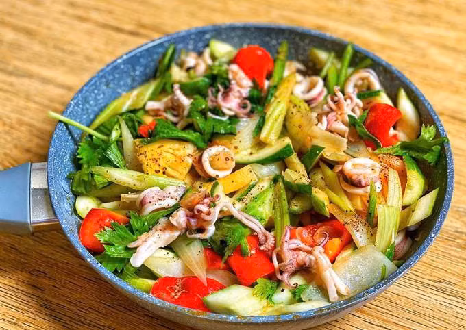  Giảm cholesterol máu: Các capsaicin trong ớt chuông có nhiều lợi ích sức khỏe. Nghiên cứu cho thấy rằng nó làm giảm cholesterol LDL "xấu", kiểm soát bệnh đái tháo đường, giảm đau và giúp giảm bớt tình trạng viêm. Ớt chuông cung cấp 3 g chất xơ mỗi cốc, có thể giúp điều chỉnh tiêu hóa và nồng độ cholesterol. Ảnh minh họa