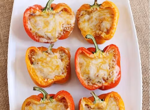  Tăng cường thị lực: Ớt chuông chứa nhiều vitamin A, đây là một chất cần thiết giúp tăng cường thị lực. Theo nghiên cứu, trong một khẩu phần ăn, loại ớt này sẽ cung cấp khoảng 75% hàm lượng vitamin A cần thiết cho cơ thể giúp cải thiện và phát triển thị giác, hỗ trợ sáng mắt vào ban đêm và ngăn ngừa triệu chứng quáng gà. Trong ớt chuông cam, đỏ và đặc biệt là ớt chuông xanh chứa nhiều zeaxanthin. Đây là một chất cần thiết giúp bảo vệ điểm vàng tránh khỏi tác động của ánh sáng xanh lên mắt. Ảnh minh họa